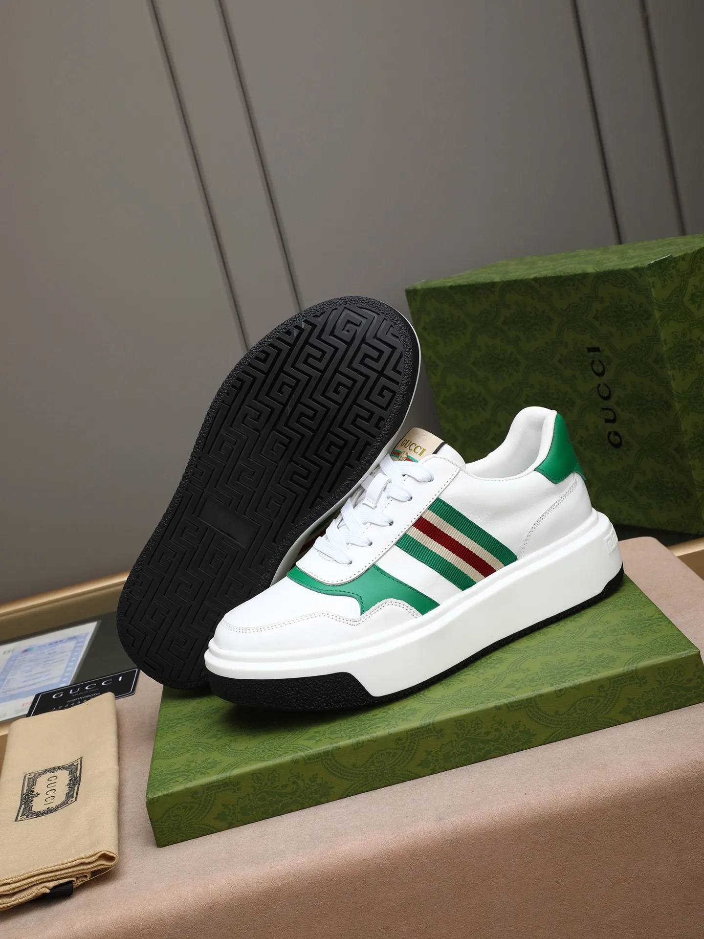 Men's shoes 💰480 New men's shoes GUCCI Fashion trend Made of first-layer calfskin ➕ washed sheep lining! The foot feels super comfortable and the workmanship is impeccable. Foam ultra-light outsole, size: 38-44 (45 customized) 3 colors to choose from!